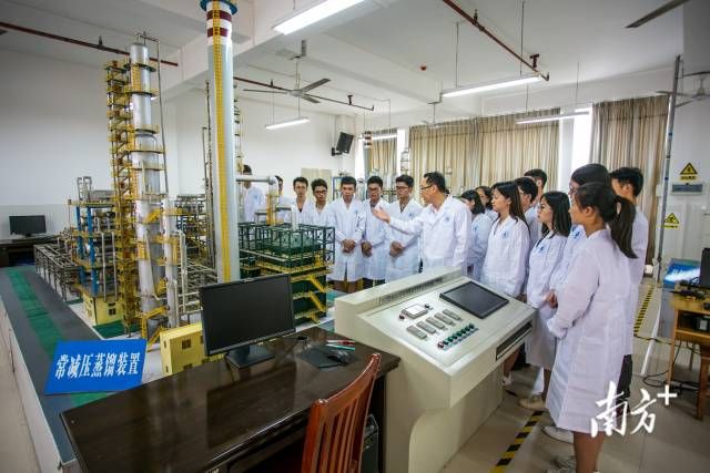 广东石油化工学院教授为学生讲解炼油常减压装置生产优化操作。
