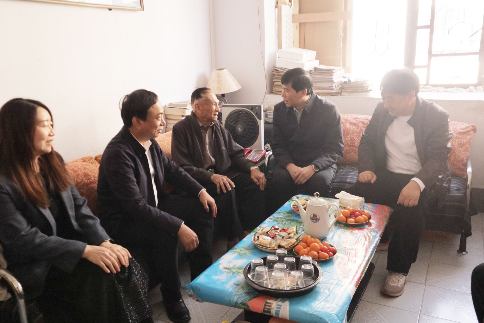 慰问学校归侨凌志忠老师.JPG 慰问学校归侨凌志忠老师.JPG