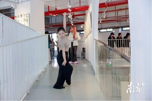 c3ae9bc9da784684a545d3bf17d50fca_batchwm.jpg c3ae9bc9da784684a545d3bf17d50fca_batchwm.jpg