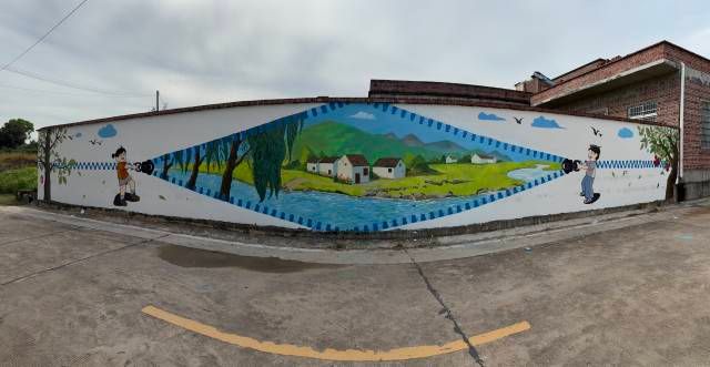 a467a03f-a538-42ee-b11a-41725fd63f53.jpg 广东省外语艺术职业学院红色印记实践团在廉江市吉水镇江头村墙绘作品。受访者供图