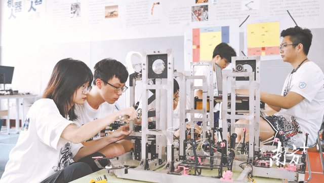 广东工业大学粤港机器人学院多专业融合培养人才。