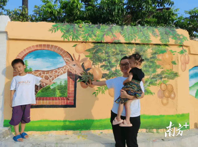 ae2648de6a8e4b13be86b0ce5c2d135b_batchwm.png 正值黄皮果丰收时节,河唇镇风梢村墙绘吸引游客打卡拍照。受访者供图