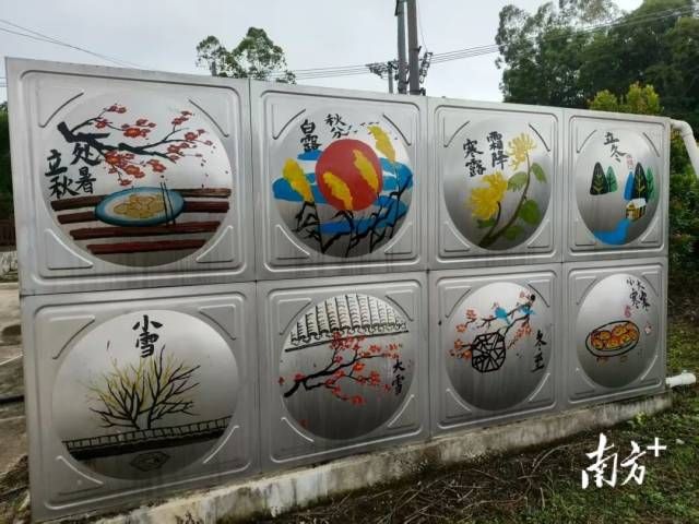 63814c89427f4263abc69d3d8175e5d4_batchwm.jpg 廉江二中团队在石颈镇烟塘村委烟塘村自来水储水罐上画的二十四节气作品。受访者供图
