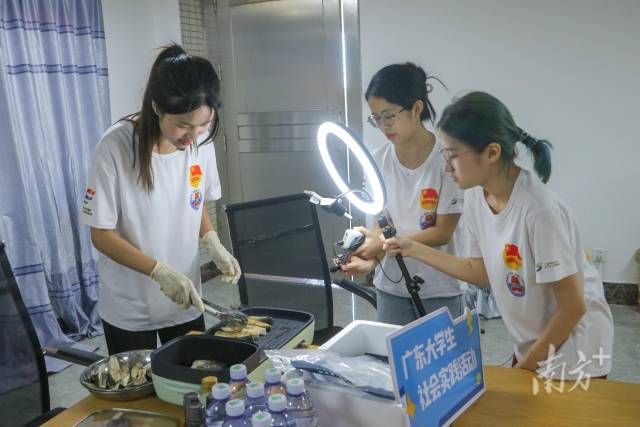 实践队员现场烹饪推介金鲳鱼。 梁伟烨 摄